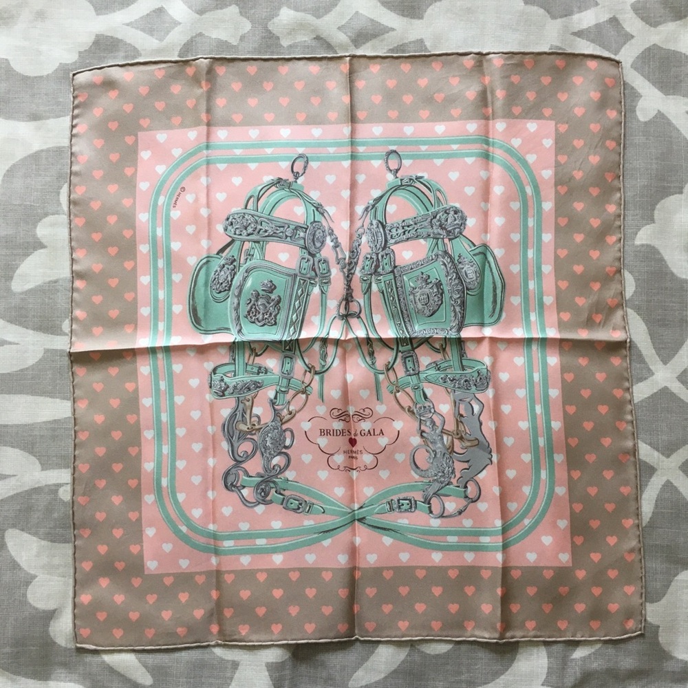 Hermes silk Brides de Gala Love hearts beige pink gavroche scarf 45 cm EUC